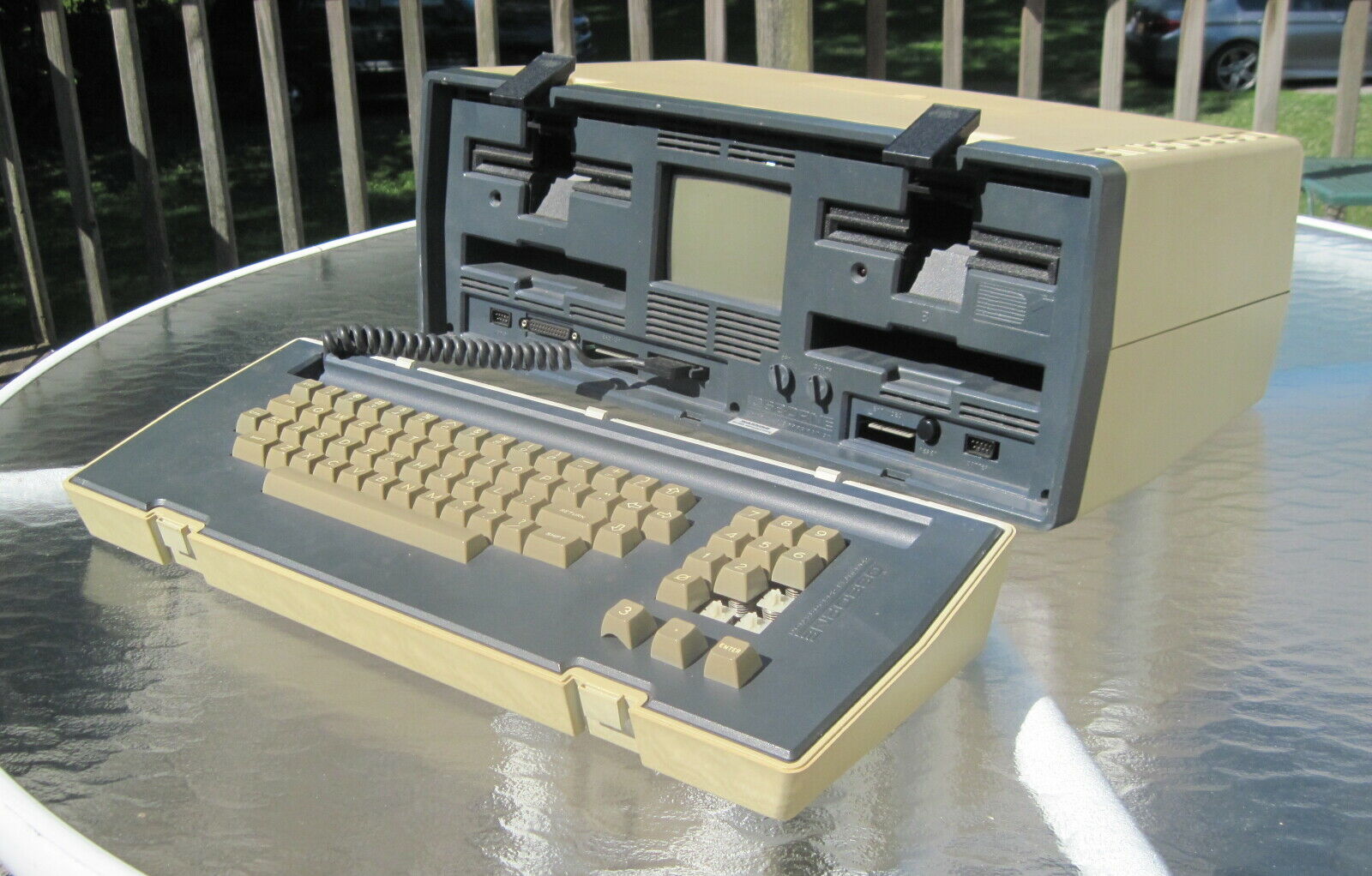 vintage-1982-osborne-1-computer-with-box-accessories